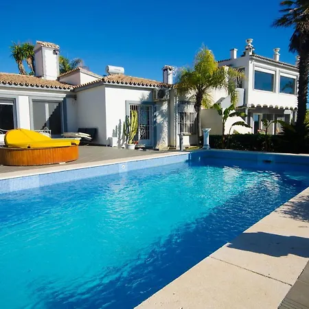 Drita- Beachfront For 10 People Estepona