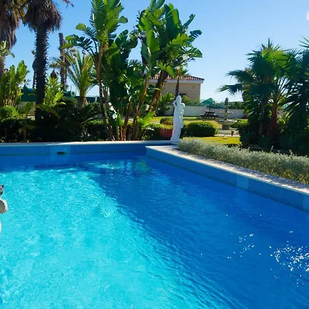 Drita- Beachfront For 10 People Estepona