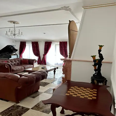 Drita- Beachfront For 10 People * Estepona