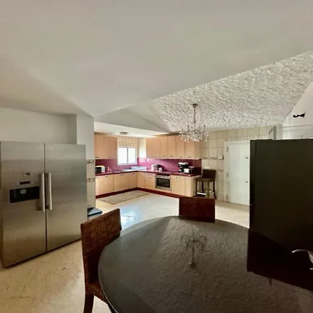 Drita- Beachfront For 10 People * إِستيبونا